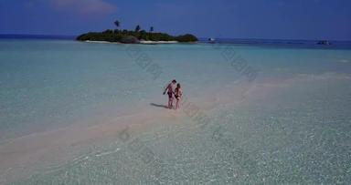 浪漫的夫妇爱约会假期享受奢侈品海滩清洁白色沙子背景